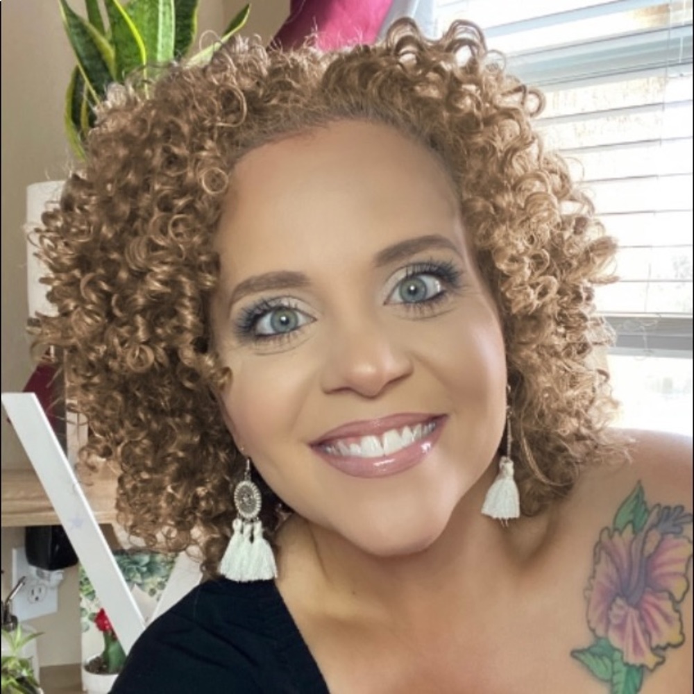 Meet your Posher, Cynthia